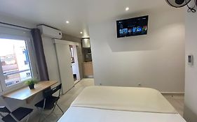 Suites nuevas con baño privado frente al metro st MWC Barcelona-FIRA